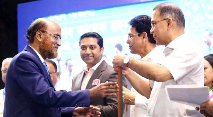 প্রধানমন্ত্রীর হাত থেকে ‘গুণী শিক্ষক’ সম্মাননা পেলেন নোবিপ্রবি অধ্যাপক ড. বেলাল হোসাইন